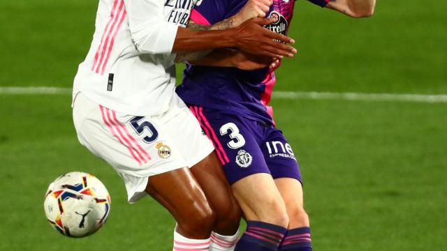 Raphael Varane choca con Raul Garcia