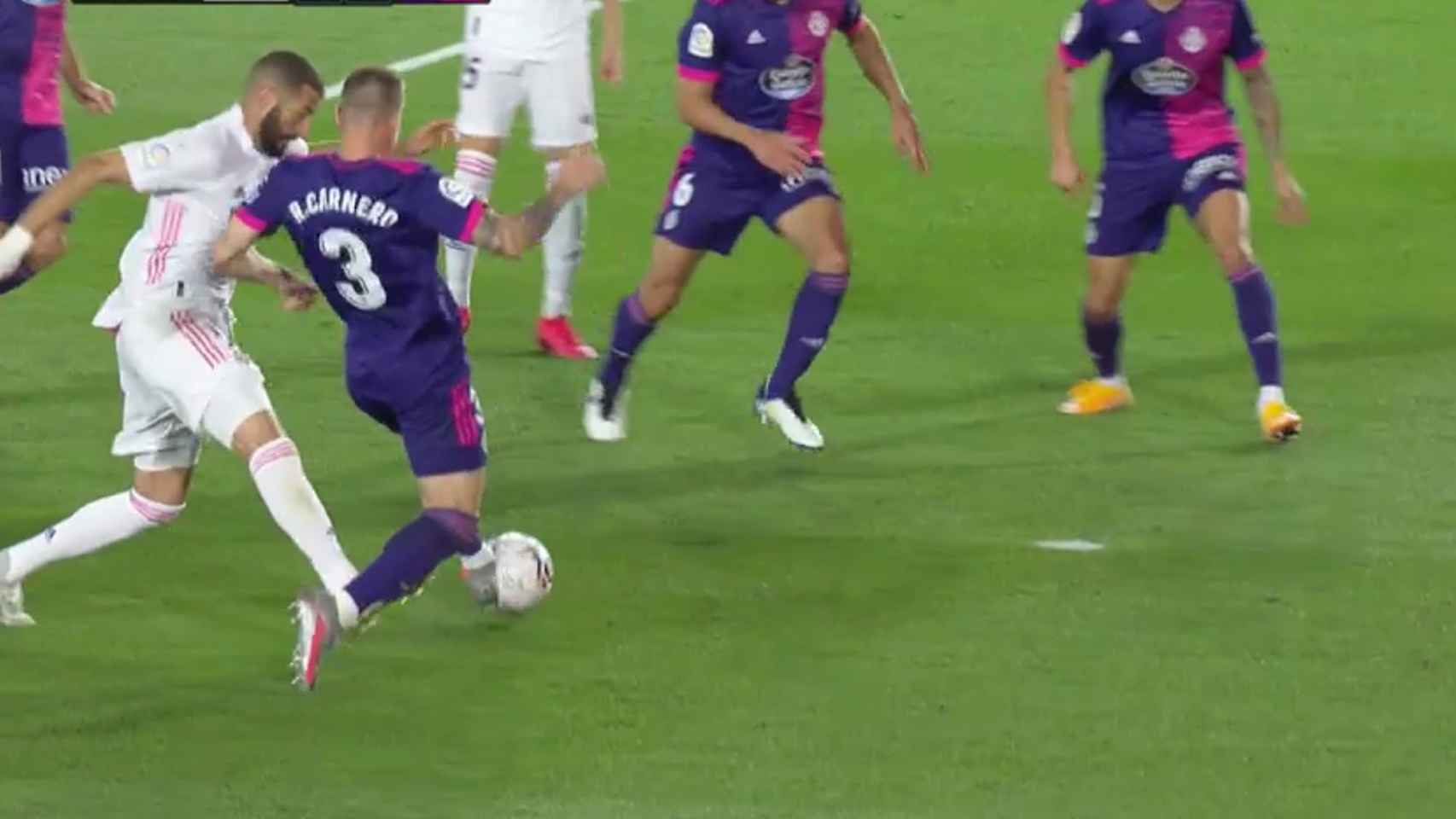 Los jugadores del Real Valladolid habilitan la posición de Vinicius en su gol