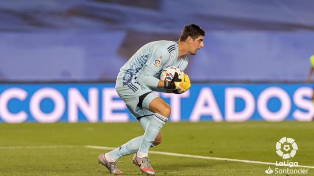 Courtois detiene el balón tras un disparo de un jugador del Real Valladolid