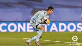 Courtois detiene el balón tras un disparo de un jugador del Real Valladolid