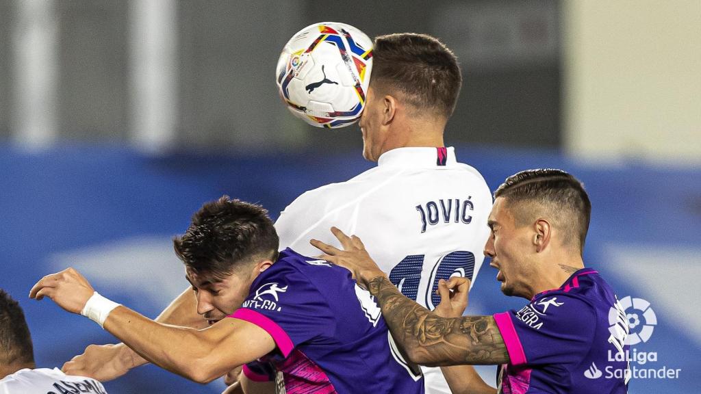 Jovic remata de cabeza dentro del área del Real Valladolid