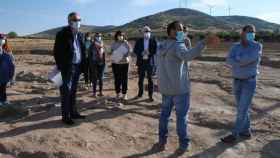El alcalde de Valdepeñas, Jesús Martín, visita los últimos hallazgos arqueológicos