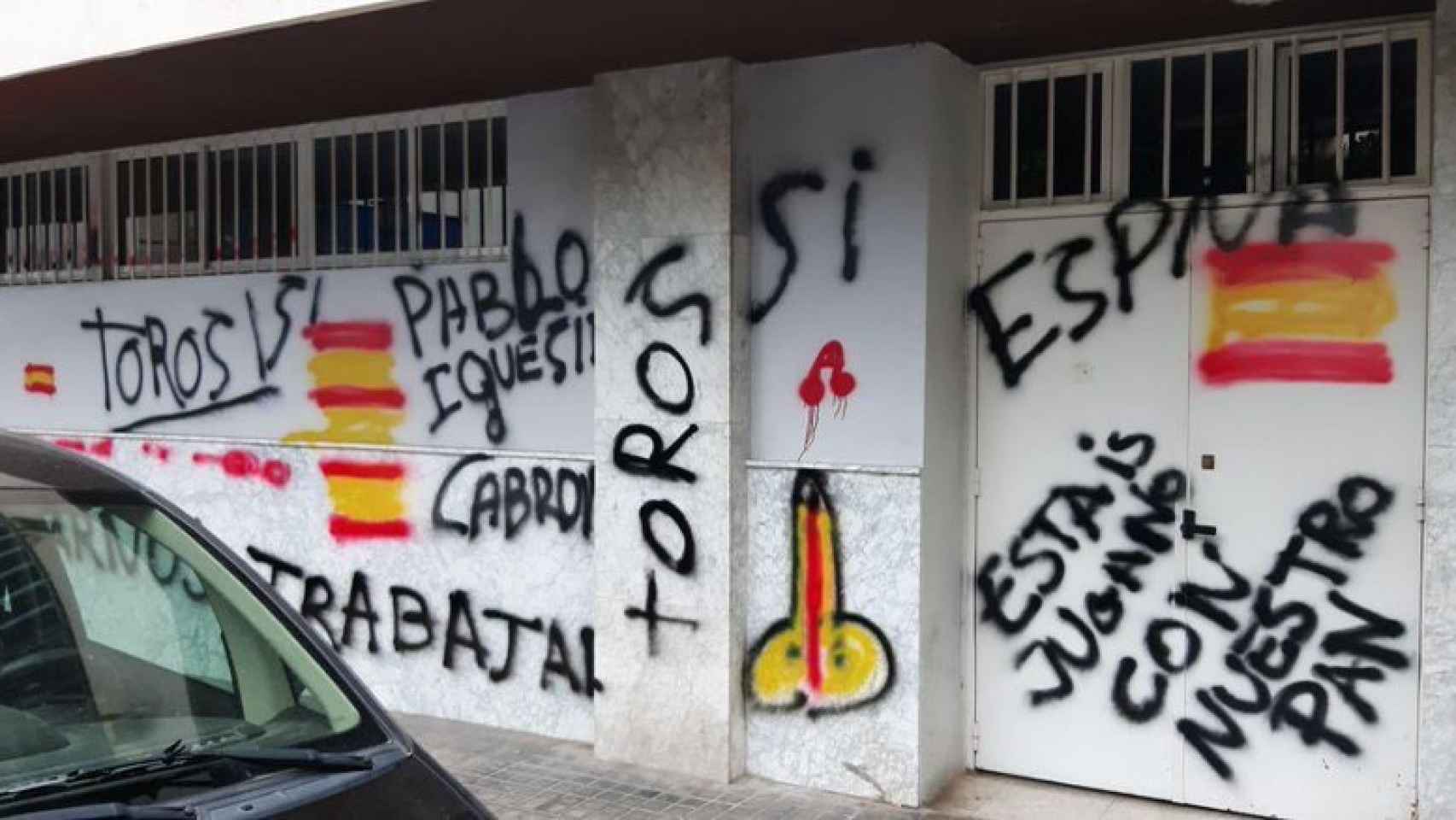 La sede de Podemos de Andalucía en Sevilla con pintadas en su fachada.