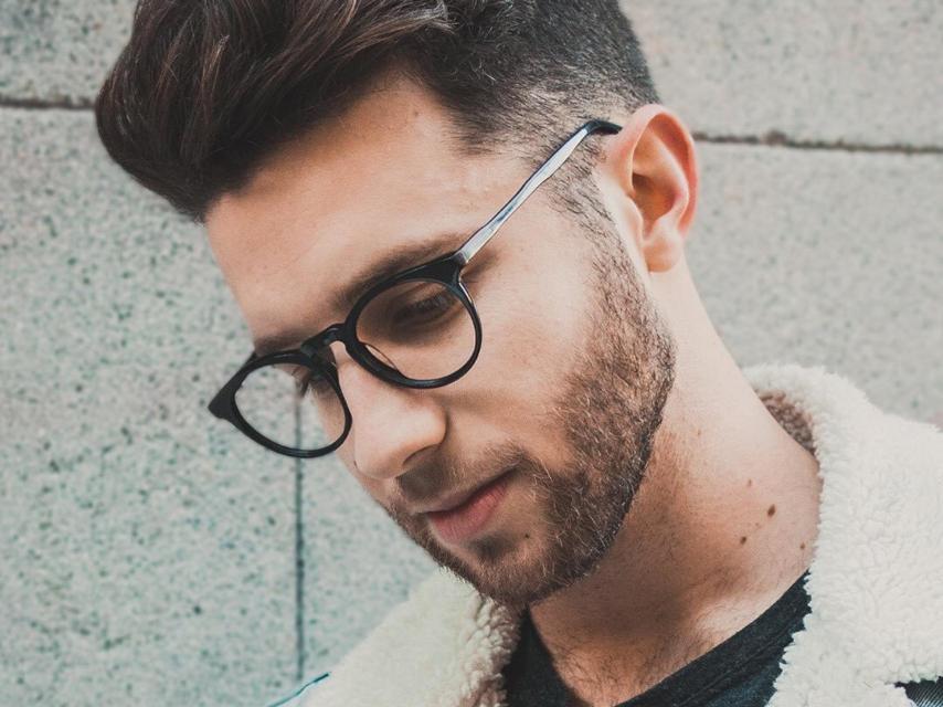 GreyGlasses tiene un probador virtual para probarte diferentes monturas desde tu salón.