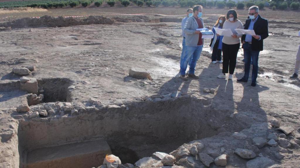 Las autoridades locales visitando el yacimiento.