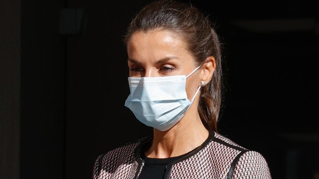 Letizia con pendientes de Chanel.