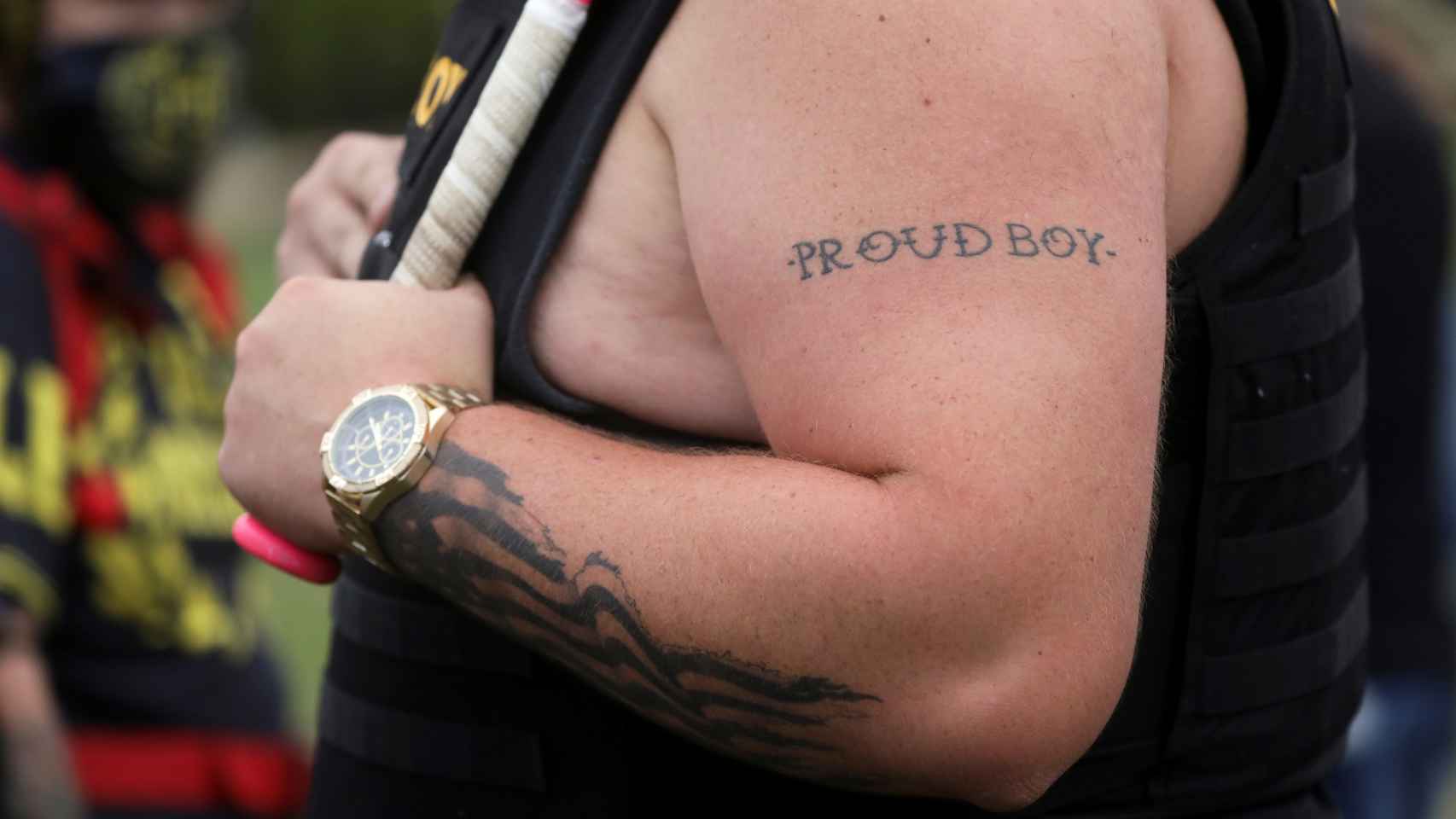 Un hombre luce un tatuaje con las palabras 'Proud Boy'.