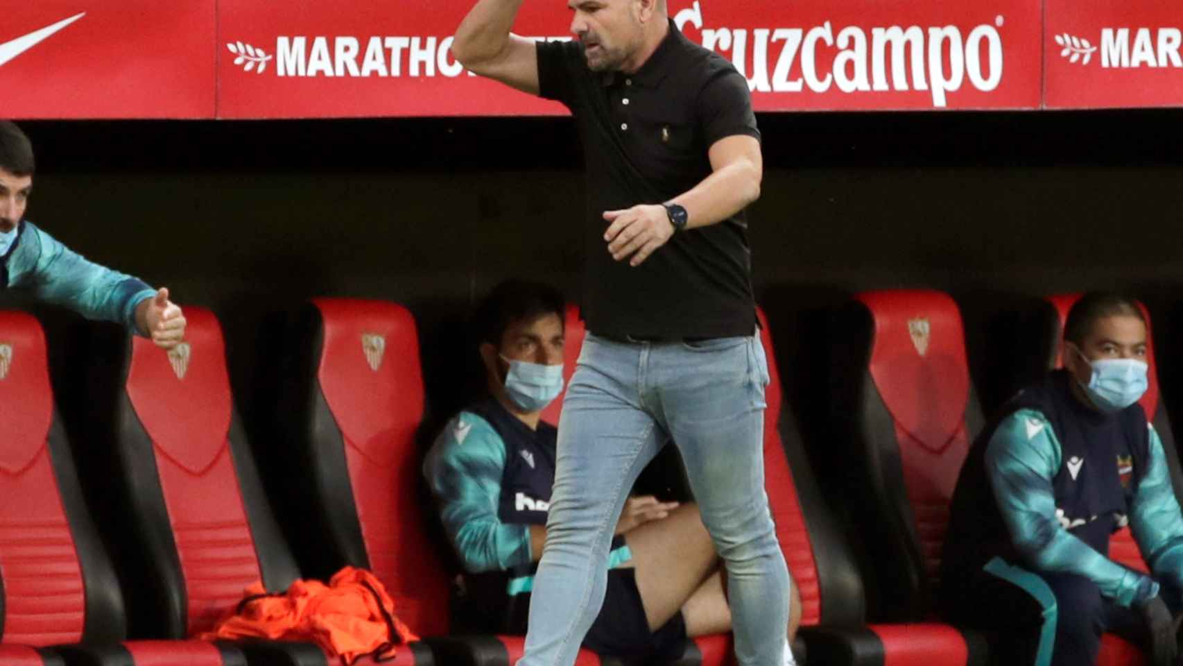 Paco López, entrenador del Levante, protestando