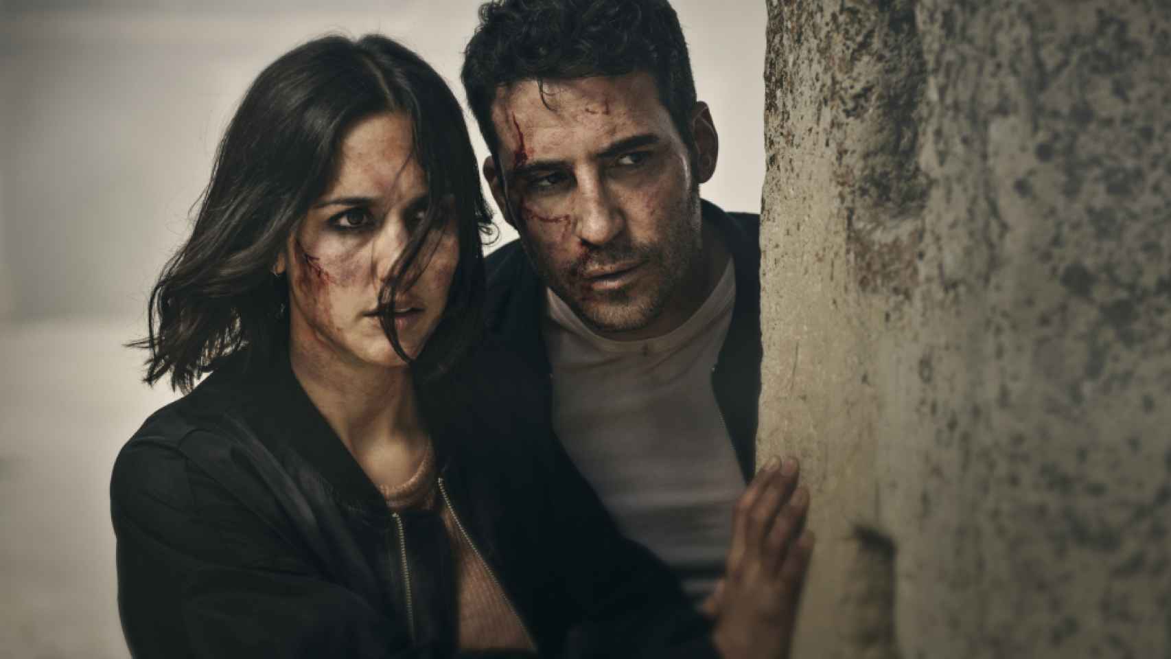 Megan Montaner y Miguel Ángel Silvestre en '30 monedas' (HBO España)