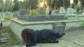Sirin en el cementerio, en la serie 'Mujer' (Atresmedia)