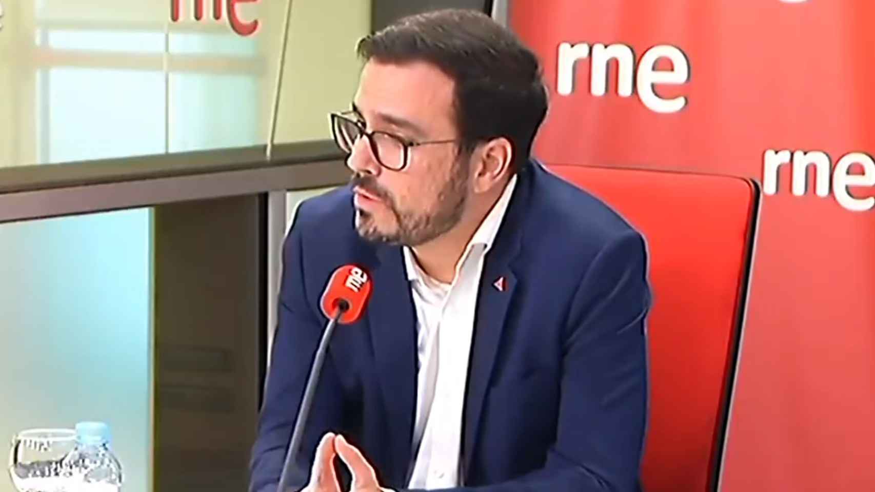 El ministro de Consumo, Alberto Garzón, en una entrevista en RNE.