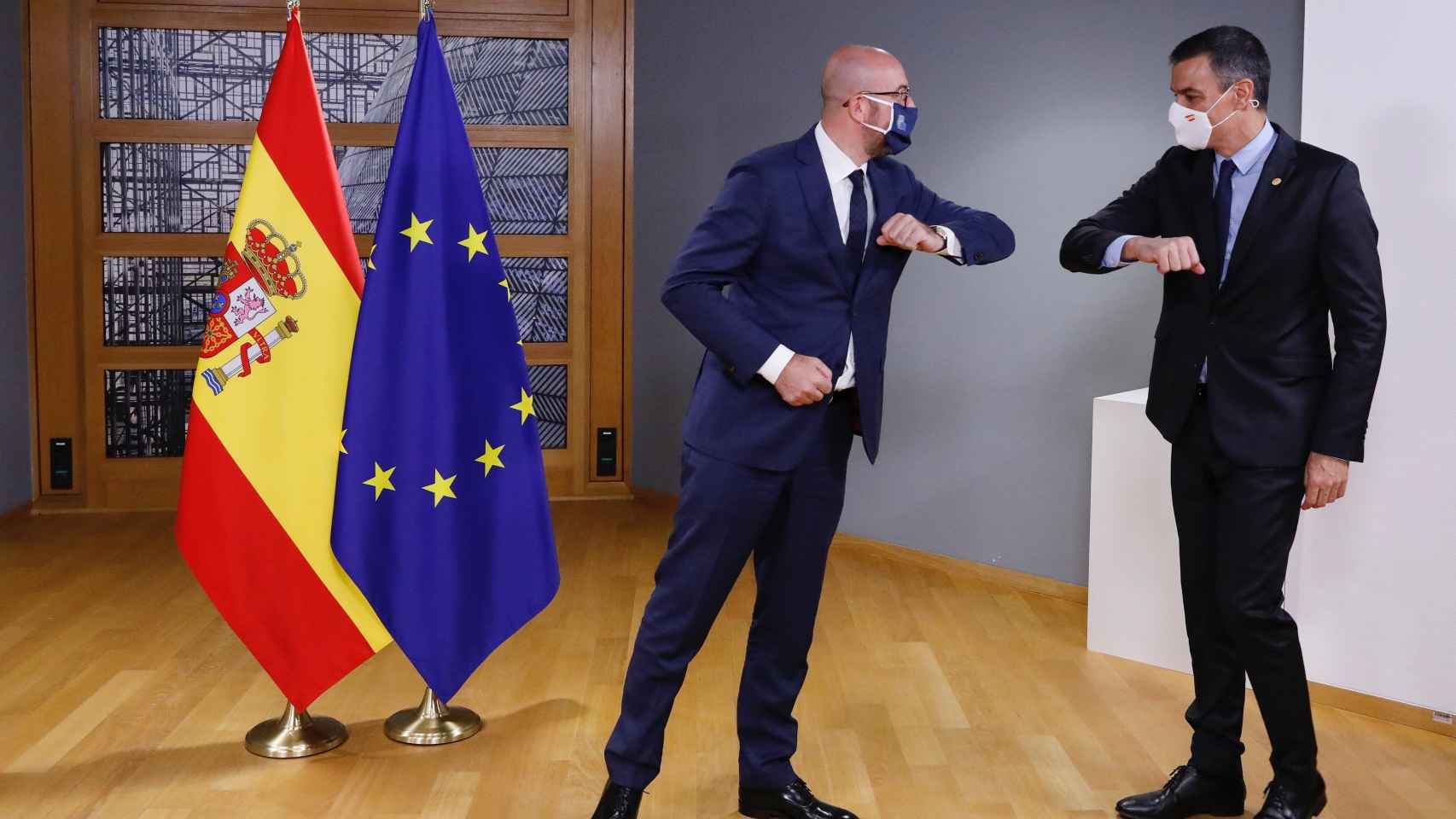 Pedro Sánchez saluda a Charles Michel este jueves antes del inicio de la cumbre de la UE