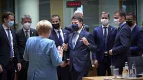 Angela Merkel frena el intento de Giuseppe Conte de acercarse a saludarla