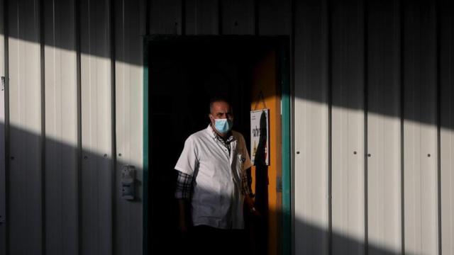 Un sanitario en el Shaare Zedek Hospital, en Jerusalén.