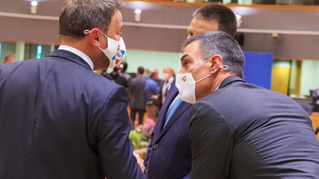 Pedro Sánchez conversa con Xavier Bettel durante la cumbre de este jueves