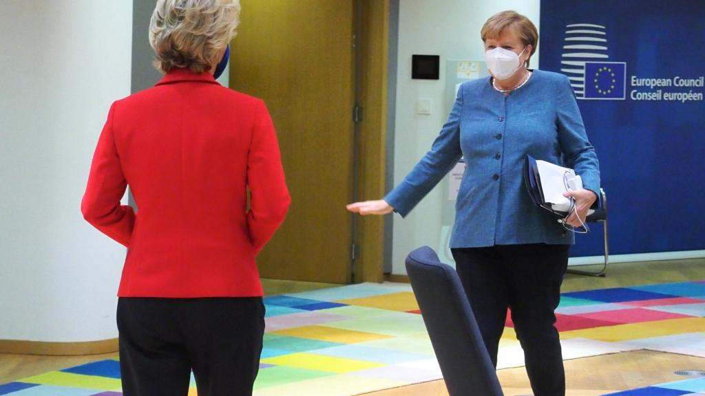 Ursula von der Leyen y Angela Merkel, durante la cumbre de este jueves