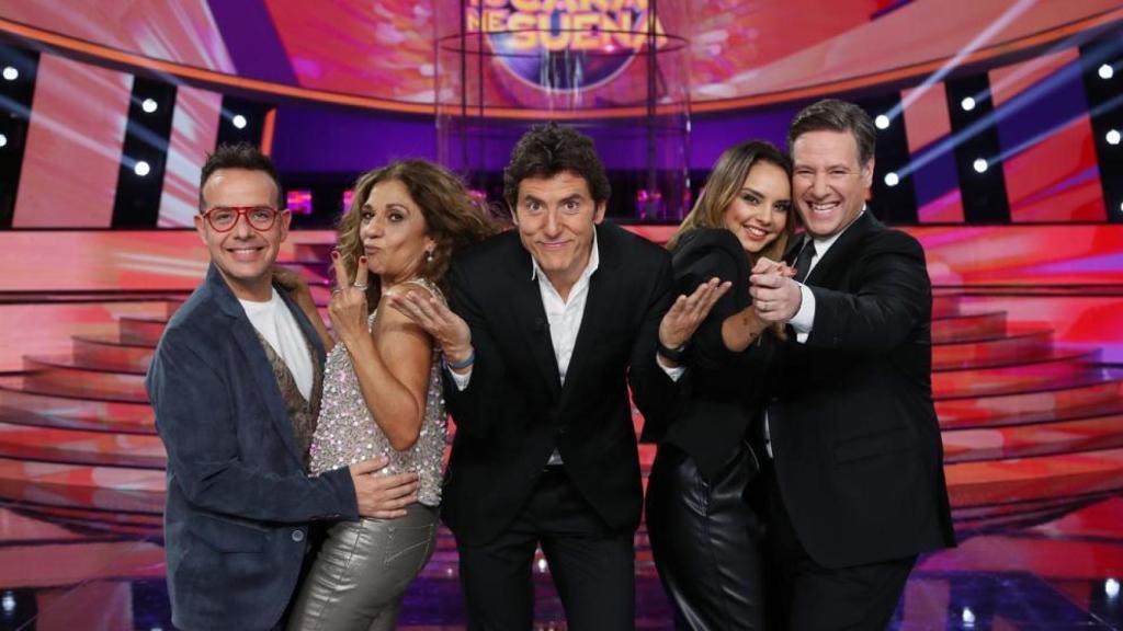 El jurado de 'TCMS' compuesto por Ángel Llàcer, Lolita, Chenoa y Carlos Latre, junto al presentador, Manel Fuentes.