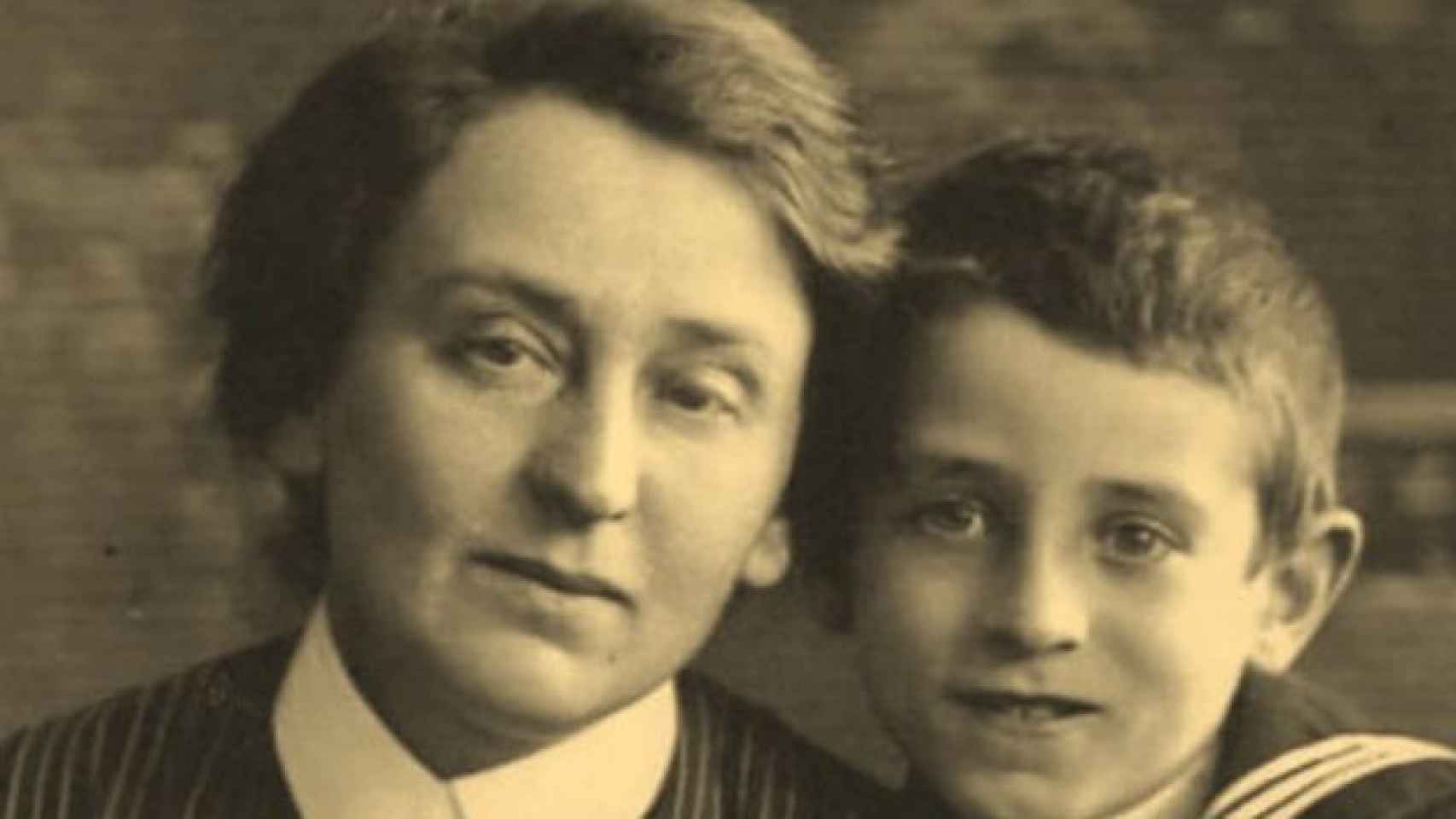 Vasili Grossman junto con su madre Yekaterina, quien sería asesinada por los nazis.