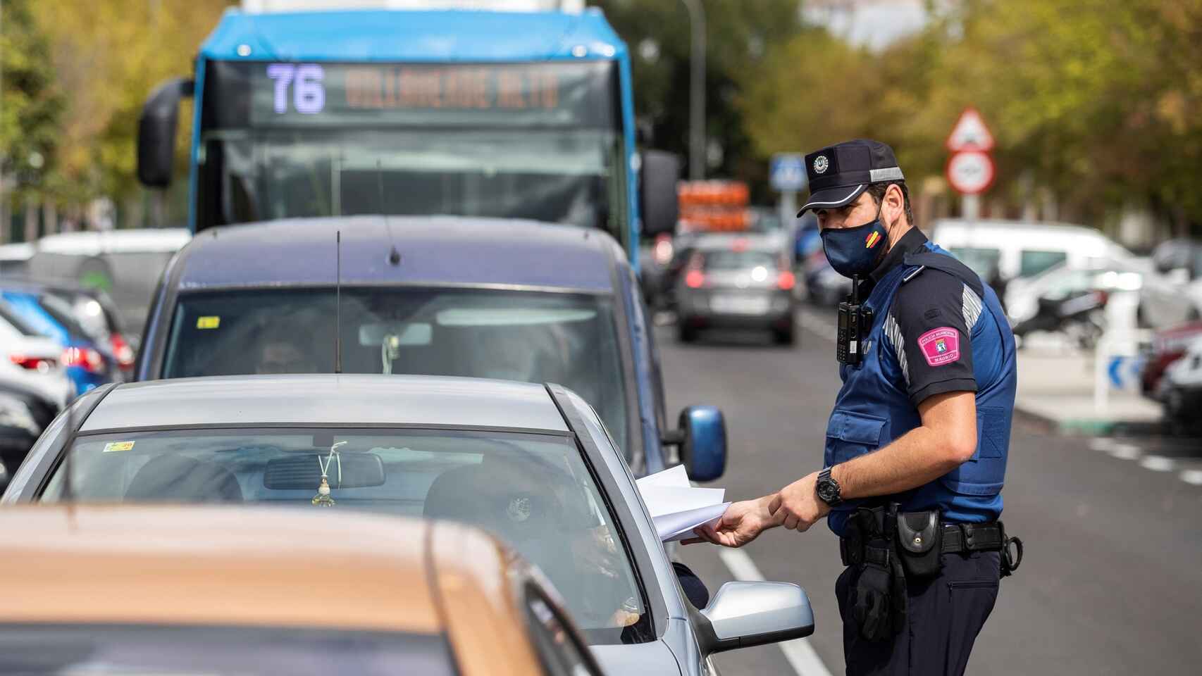 Policía Local haciendo un control por las restricciones Covid en Madrid