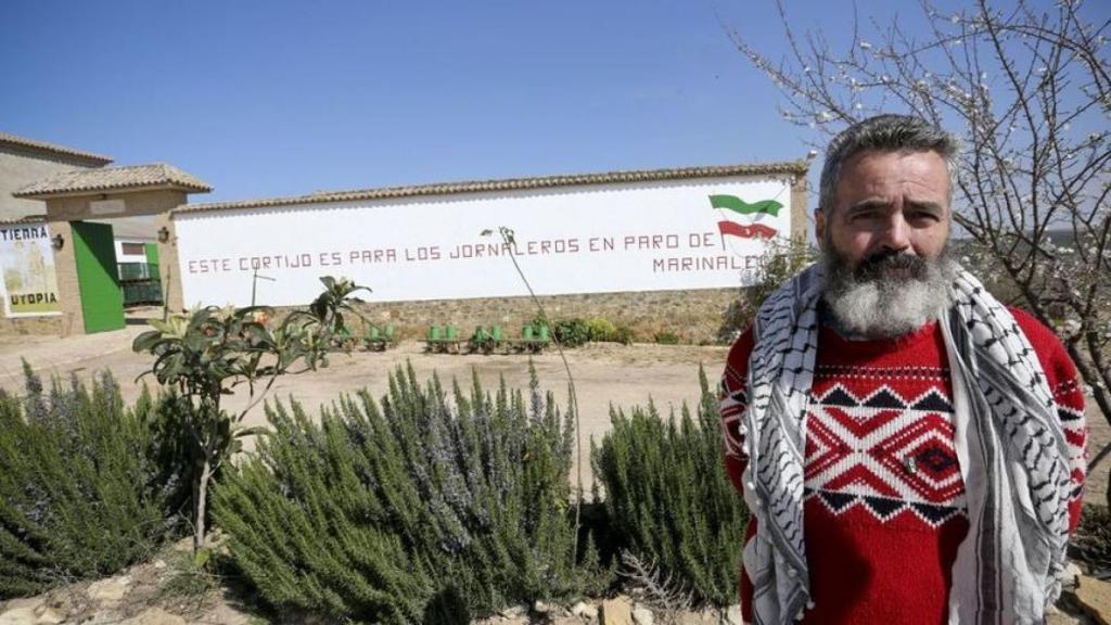 Juan Manuel Sánchez Gordillo en la entrada de la finca El Humoso, ubicado entre las localidades sevillanas de Écija y Marinaleda.