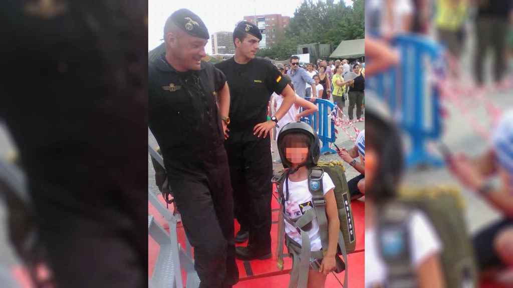 Luis Fernando Pozo junto a una niña a la que le ha colocado el equipamiento de paracaidista, en 2015.