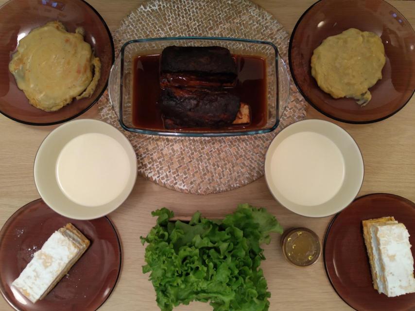 Puré de patatas, ajoblanco, costillas glaseadas y milhojas. Menú de Coqueto Go.