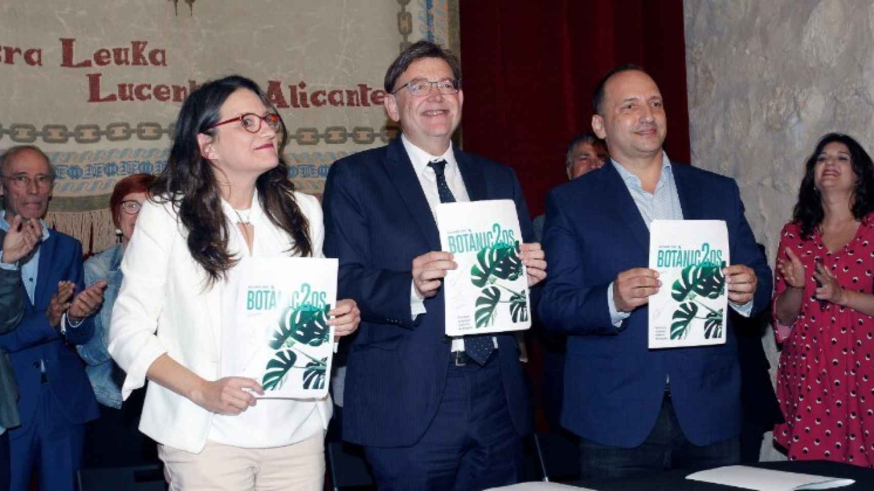 Mónica Oltra,  Ximo Puig y Rubén Martínez Dalmau, en la firma del acuerdo de Gobierno.