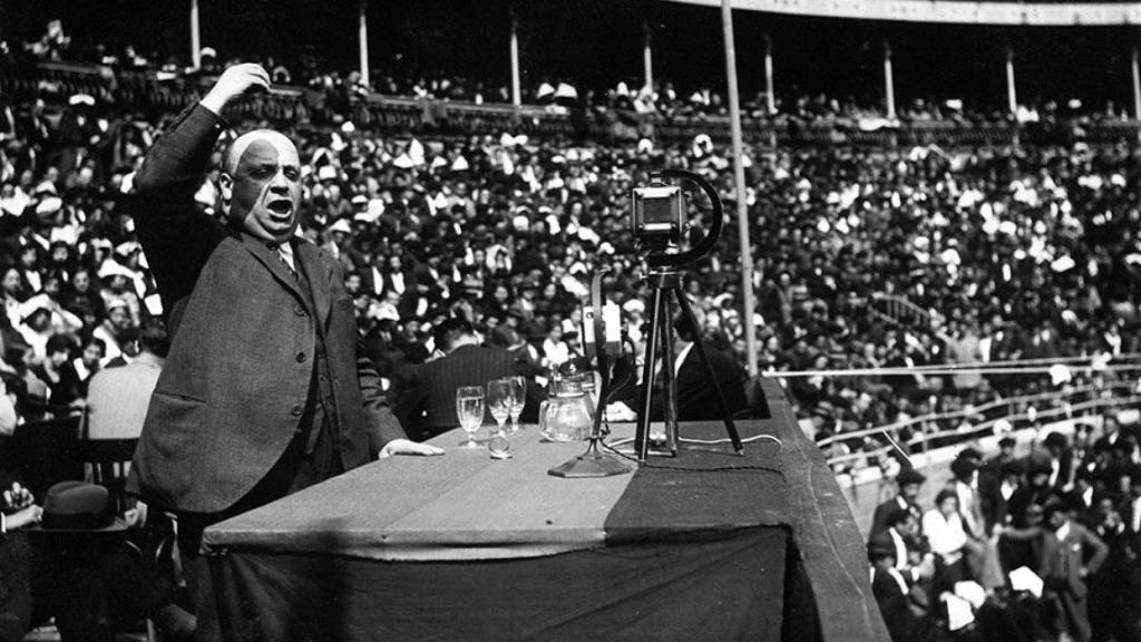 Indalecio Prieto, durante un mitin.