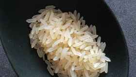 Un cuenco con un puñado de arroz.