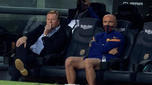 Koeman en el banquillo del FC Barcelona