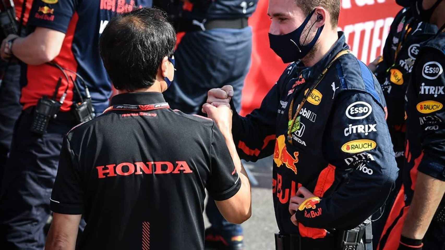 Ingenieros y mecánicos de Honda y Red Bull se felicitan