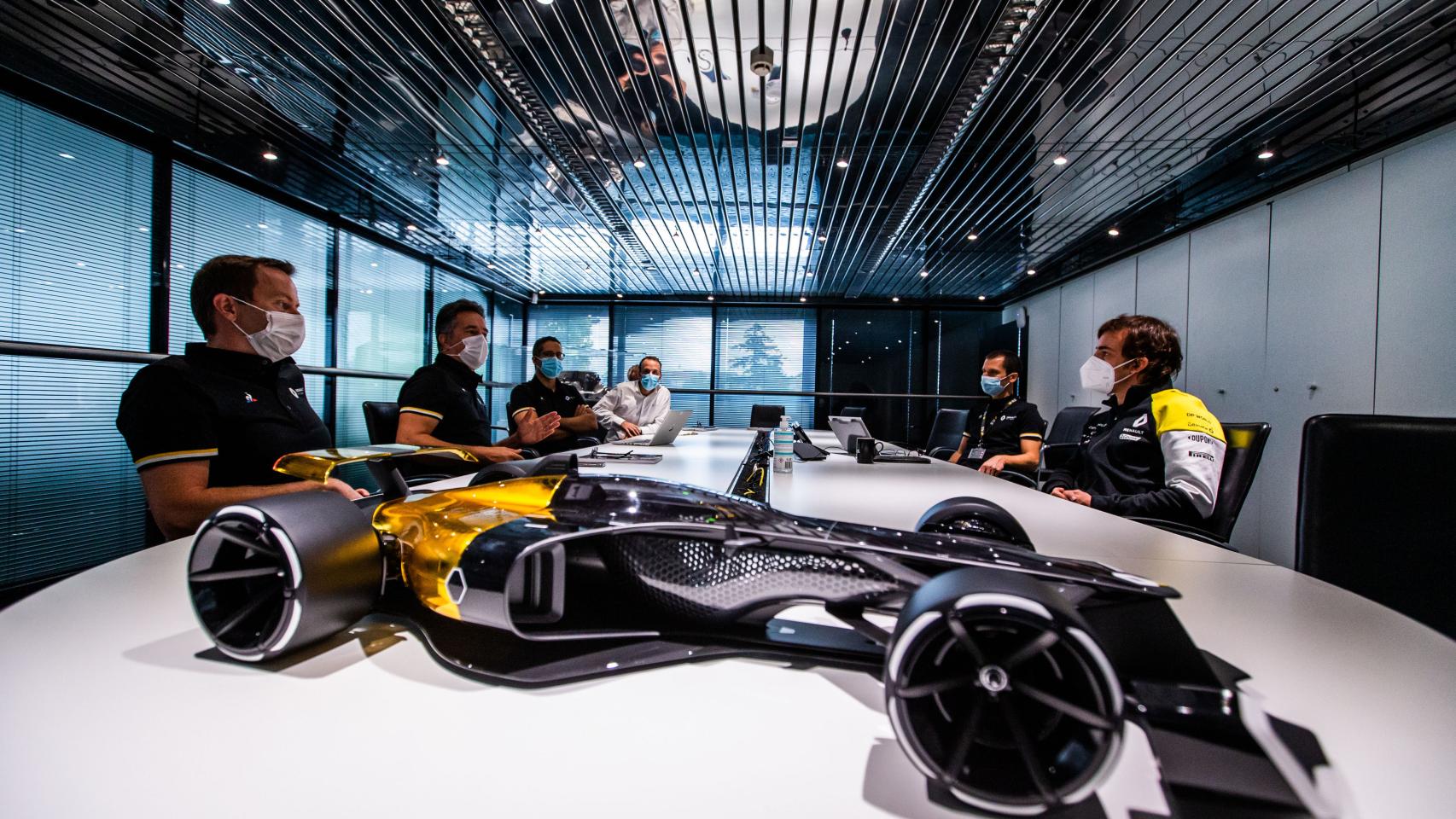 Fernando Alonso en una reunión de Renault en Enstone