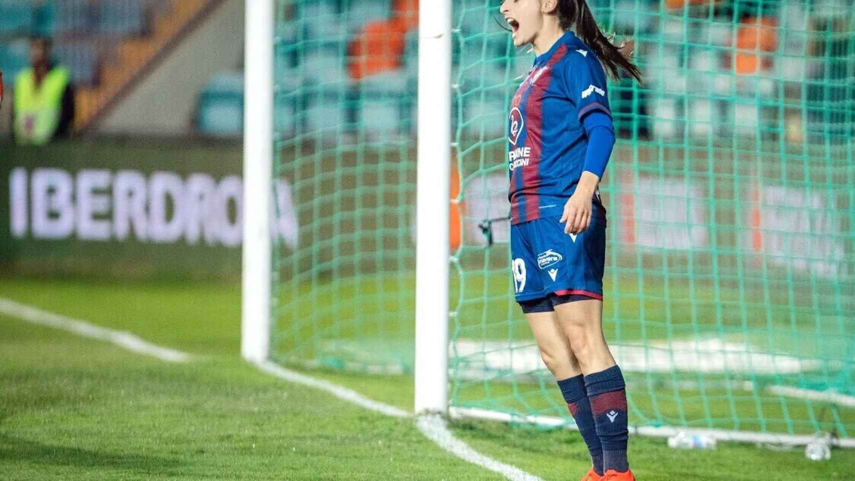 Esther González en un partido con el Levante UD Femenino