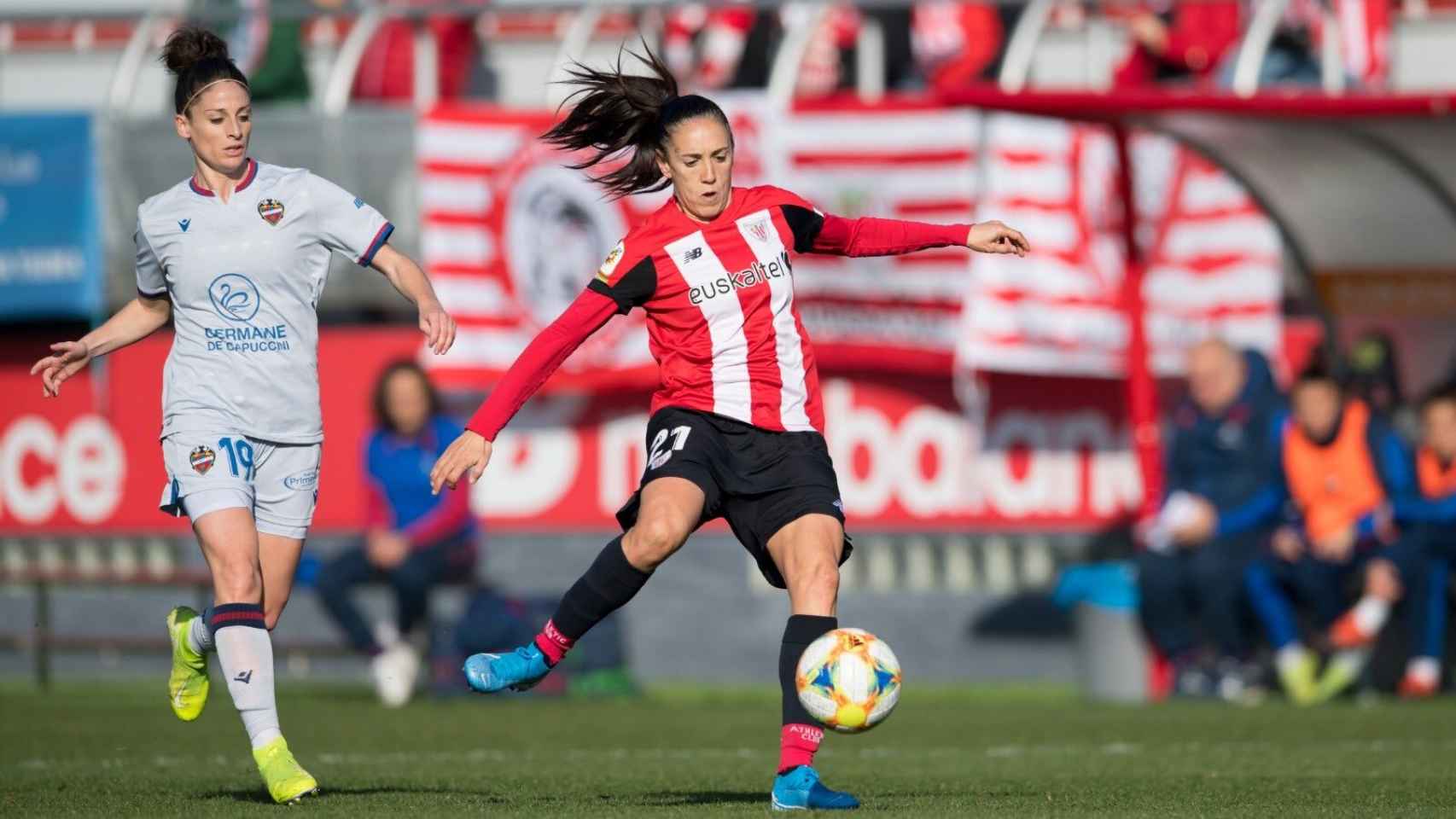 Esther González presiona a una jugadora del Athletic
