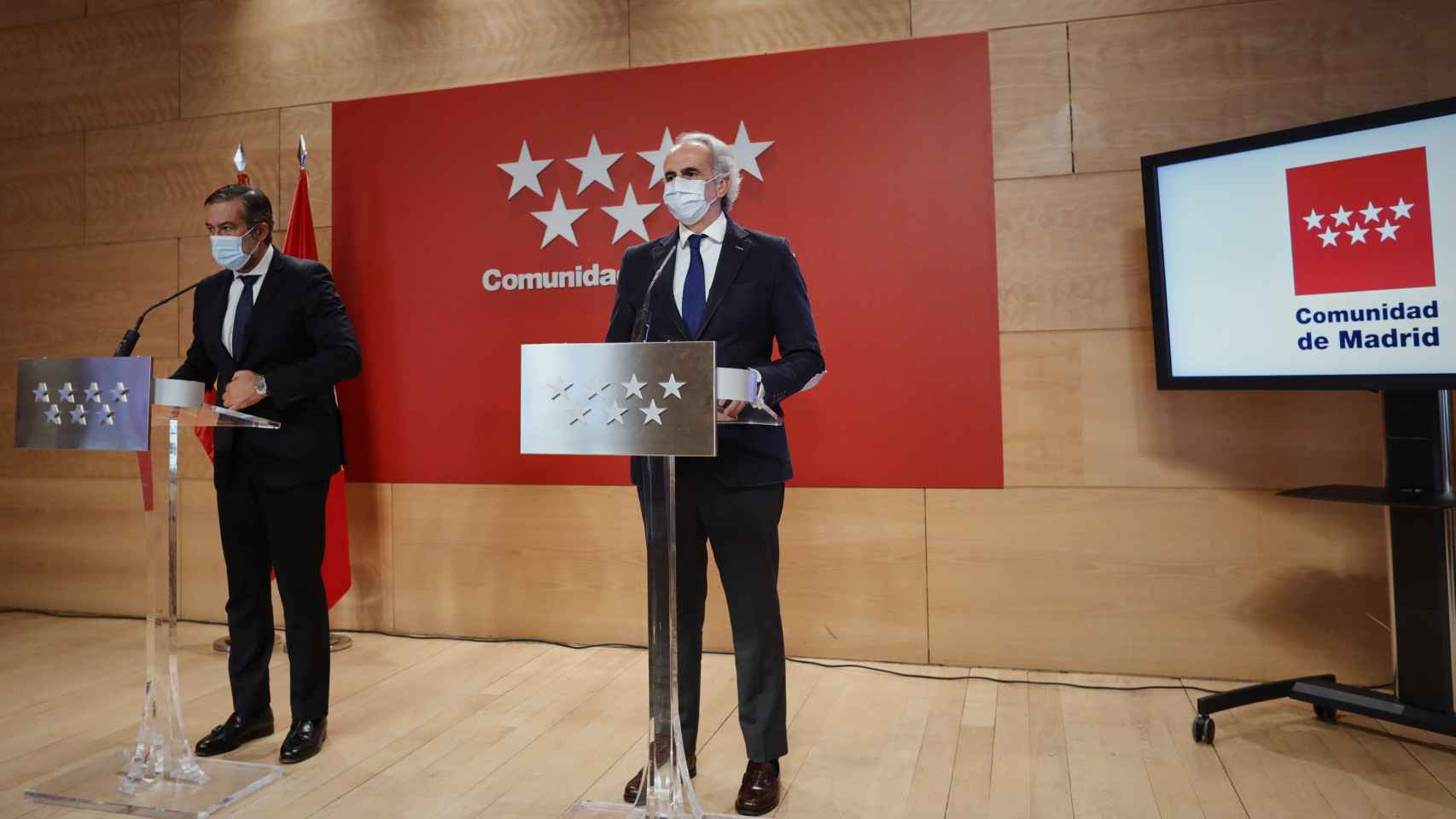 El consejero de Justicia, Interior y Víctimas, Enrique López (i), y el consejero de Sanidad, Enrique Ruiz Escudero, durante una rueda de prensa en la Real Casa de Correos, en Madrid (España), este viernes.