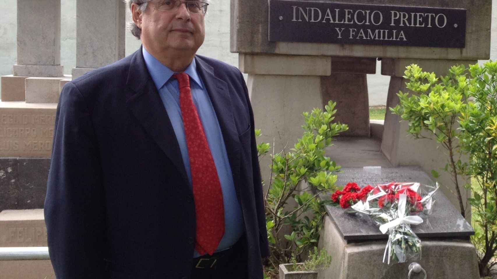 Alonso Puerta, presidente de la Fundación, ante la tumba de Indalecio Prieto en Bilbao.