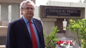 Alonso Puerta, presidente de la Fundación, ante la tumba de Indalecio Prieto en Bilbao.