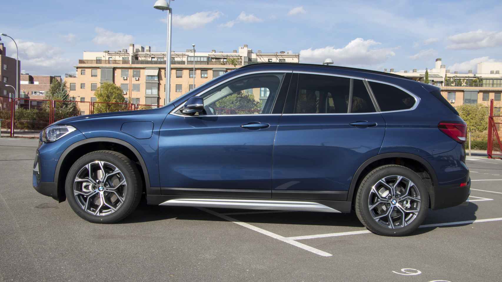 BMW completa la gama del SUV X1 con una versión 100% eléctrica y dos  híbridas enchufables
