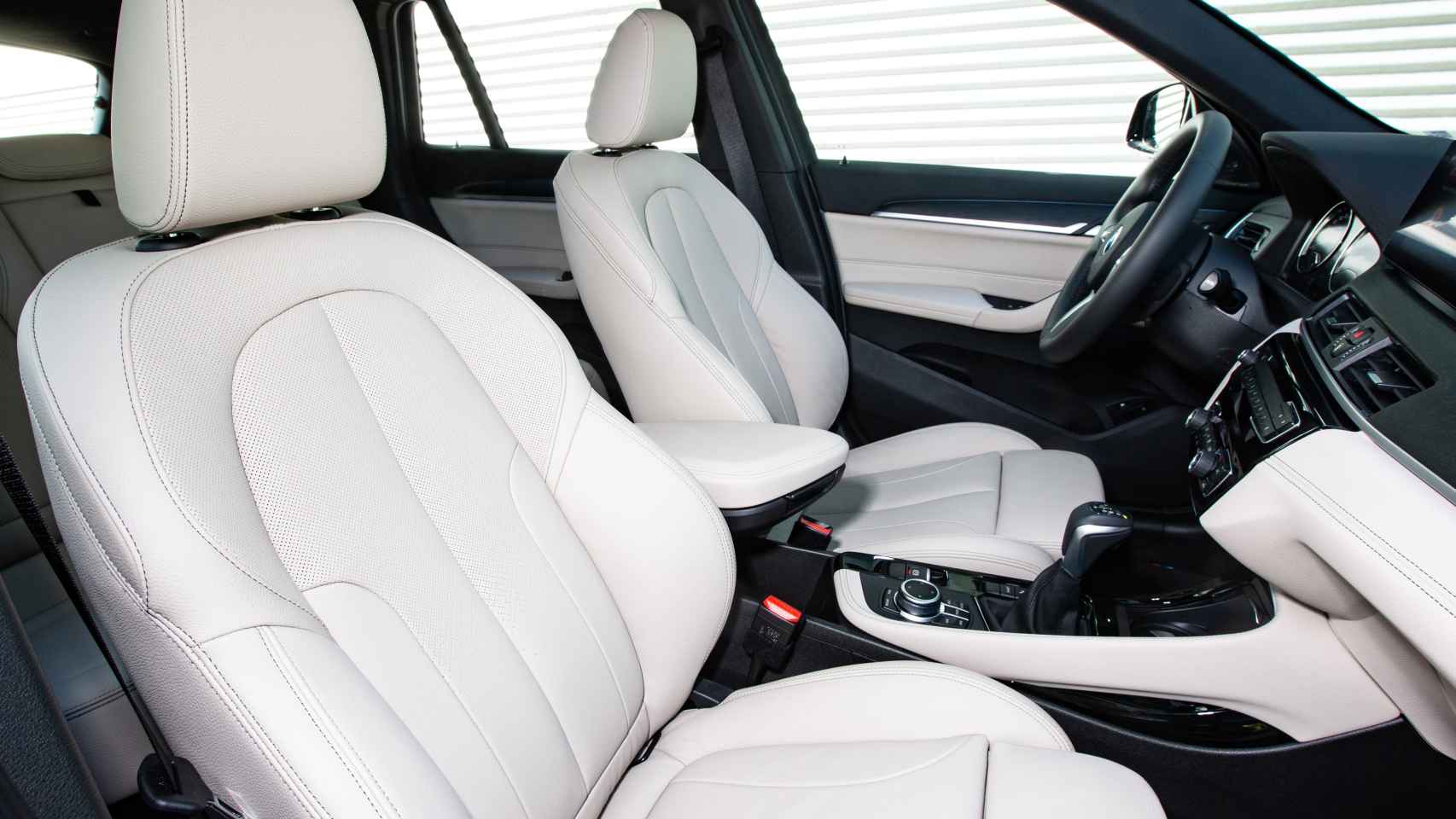 Interior del BMW X1 PHEV.