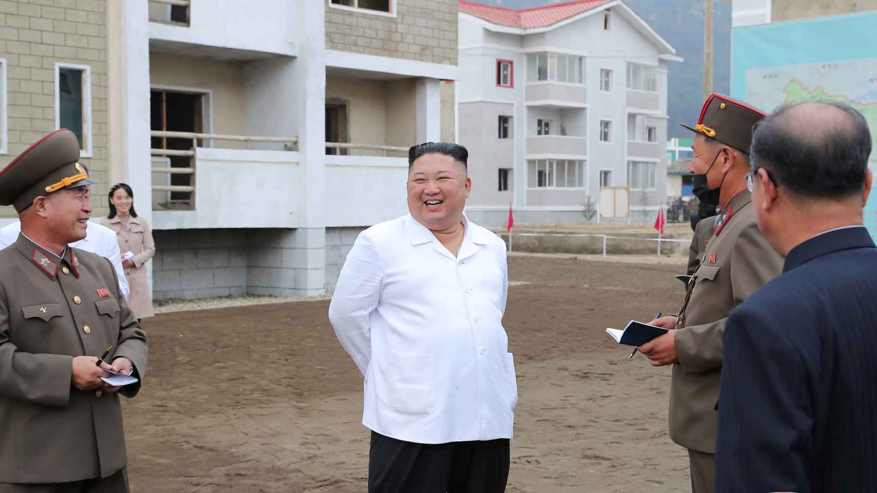 Kim Jong-Un realizando una inspección a las construcciones en el condado de Kimhwa.