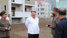Kim Jong-Un realizando una inspección a las construcciones en el condado de Kimhwa.