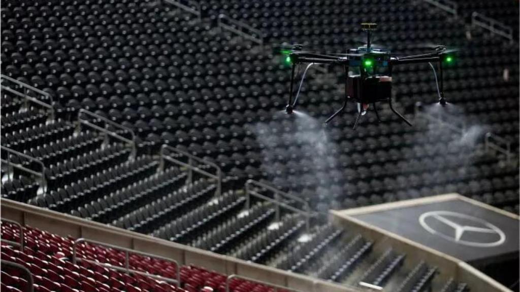 Dron desinfectando un estadio.