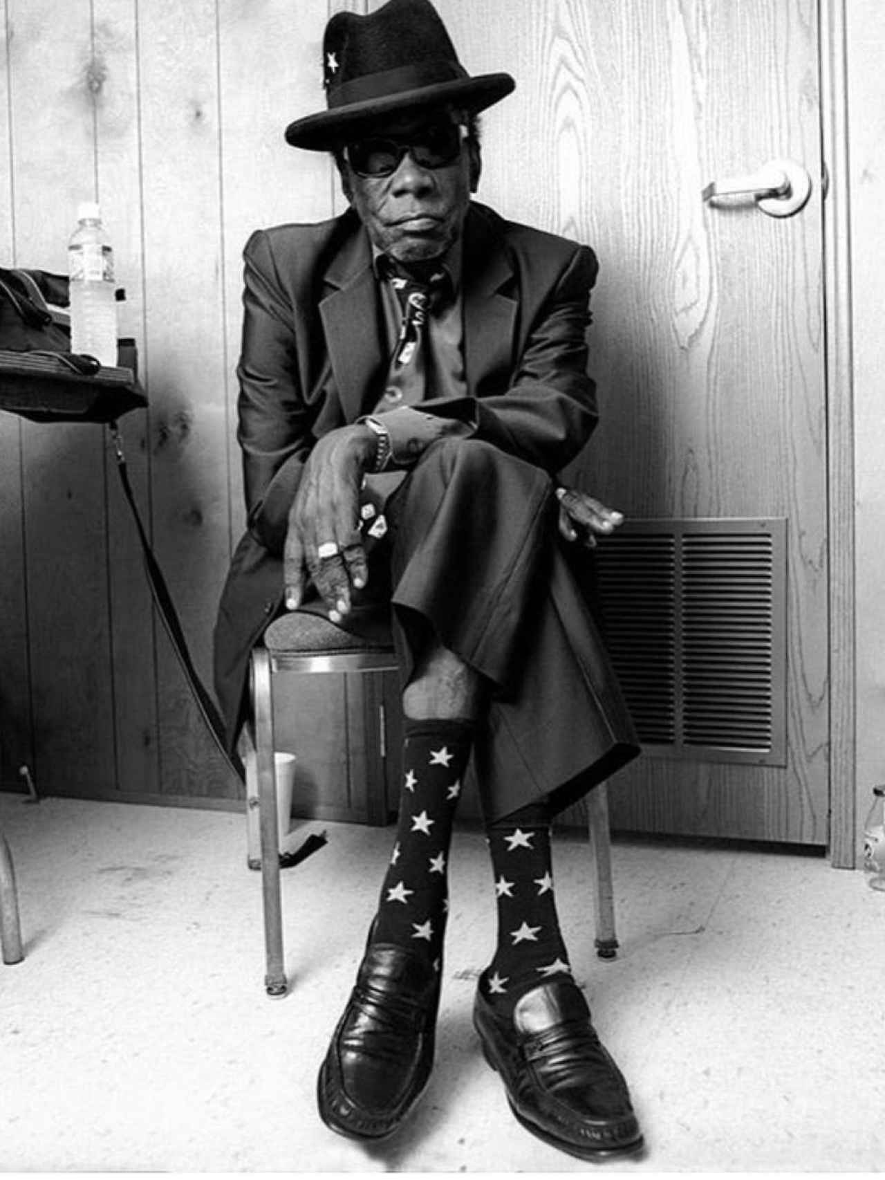 El viejo John Lee Hooker bajo uno de los sombreros de Optimo, en Chicago.