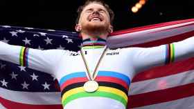Quinn Simmons celebra su victoria en el campeonato del mundo con la bandera de Estados Unidos