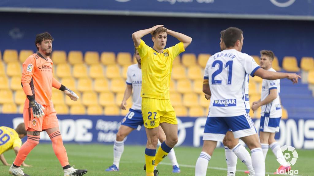 Un jugador del Alcorcón se lamenta en el partido frente al Zaragoza