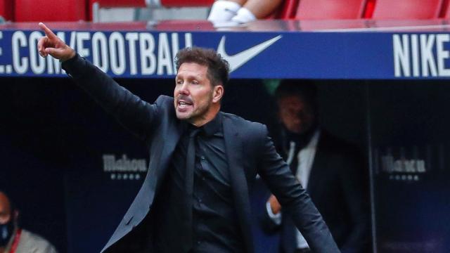 Simeone dando indicaciones durante un partido del Atlético