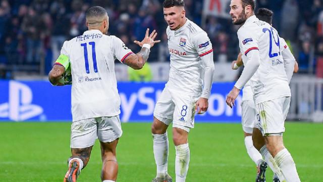 Memphis Depay y Aouar celebran un gol con el Lyon