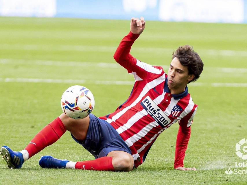 Joao Félix intenta hacerse con un balón