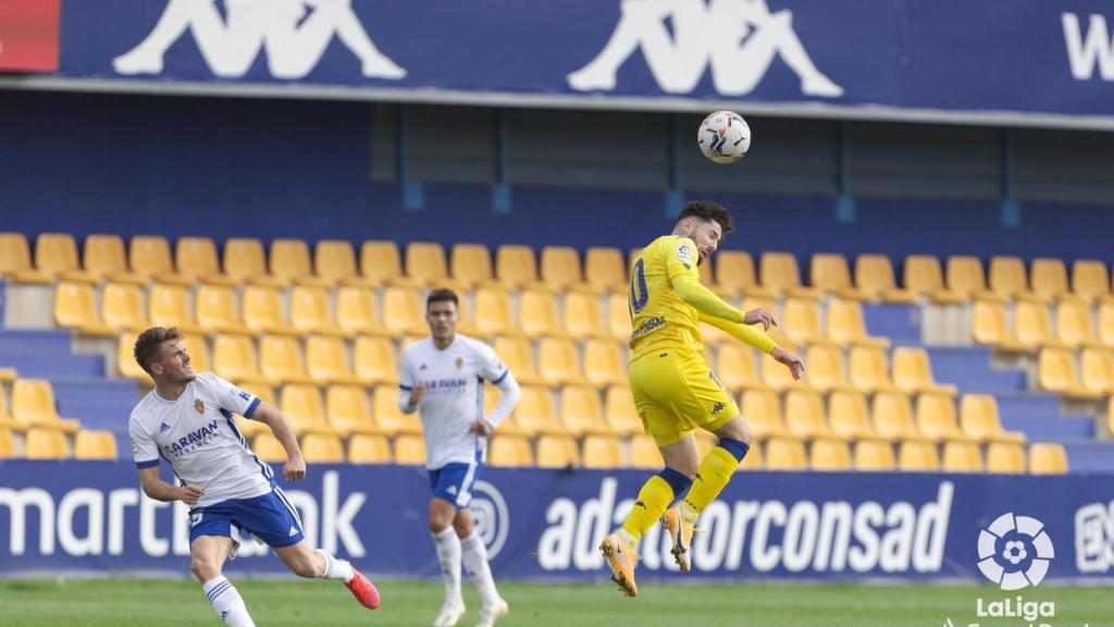 Los jugadores de Alcorcón y Zaragoza se disputan el esférico
