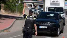 Policías locales montan un control este sábado en Madrid.